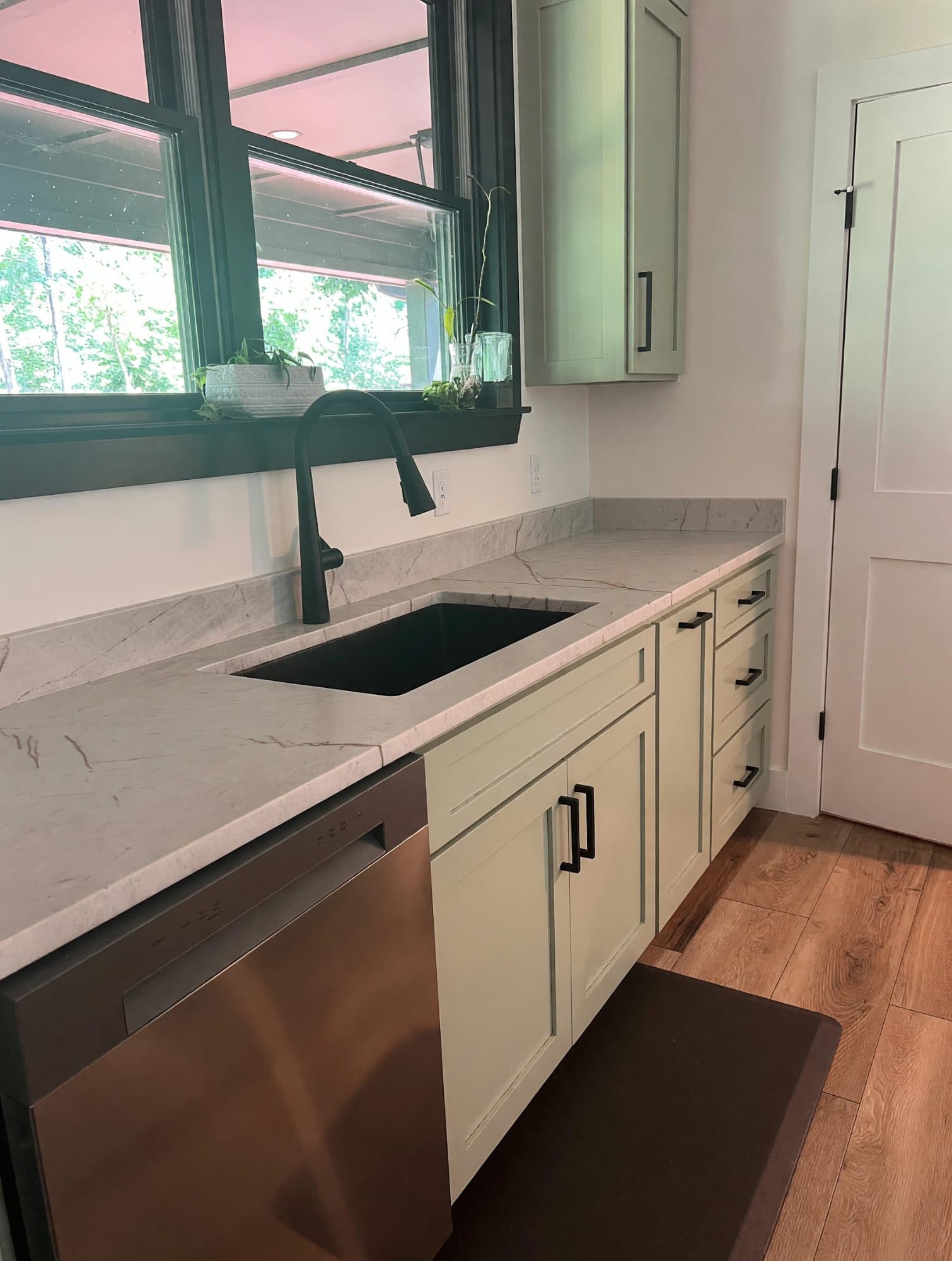 Kitchen in Hemley White quartzite with full-height backsplash