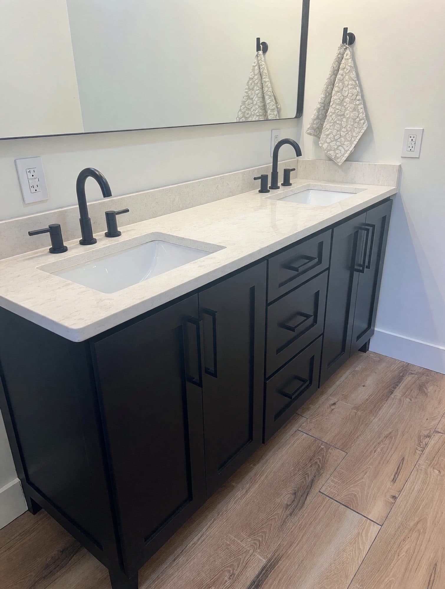 Kitchen in Hemley White quartzite with full-height backsplash