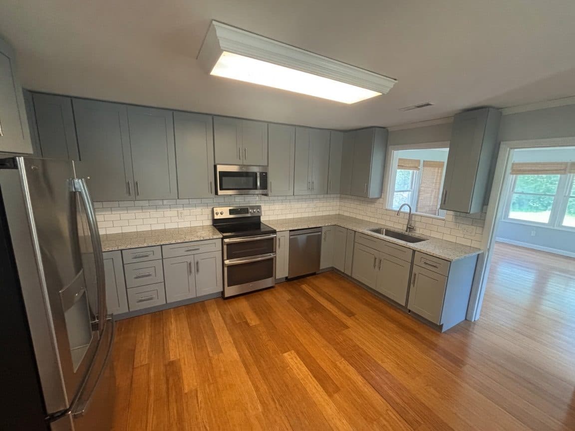 West Columbia kitchen in White Alpes granite